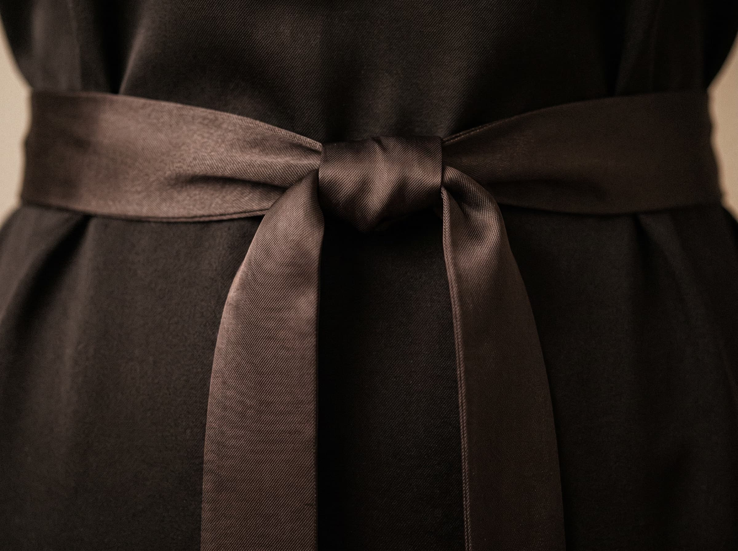 La ceinture de la robe Anfa en noyau, coupée en biais et nouée à plat.