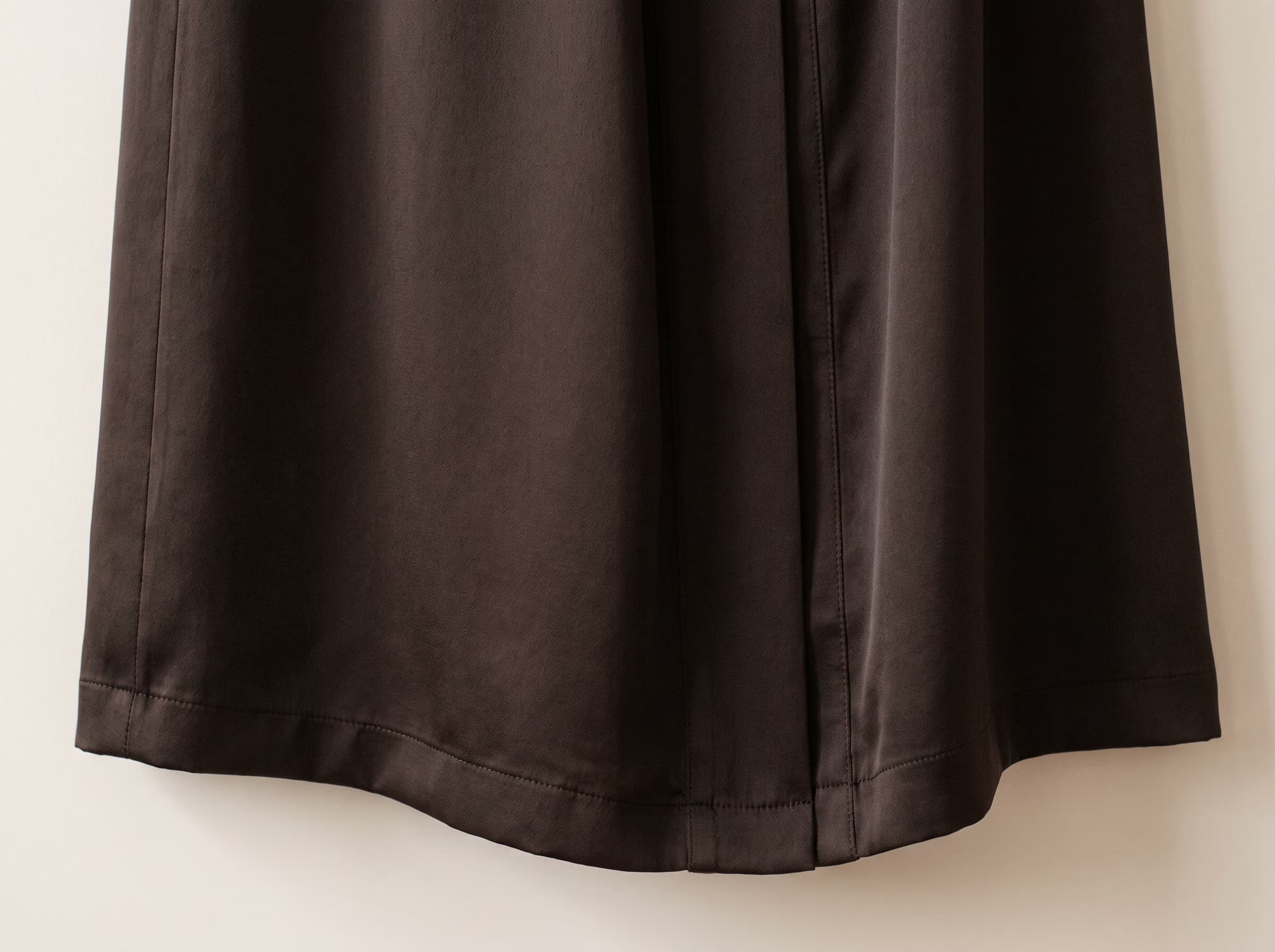 L’ourlet roulé de la robe Anfa en noyau, et la couture de doublure.