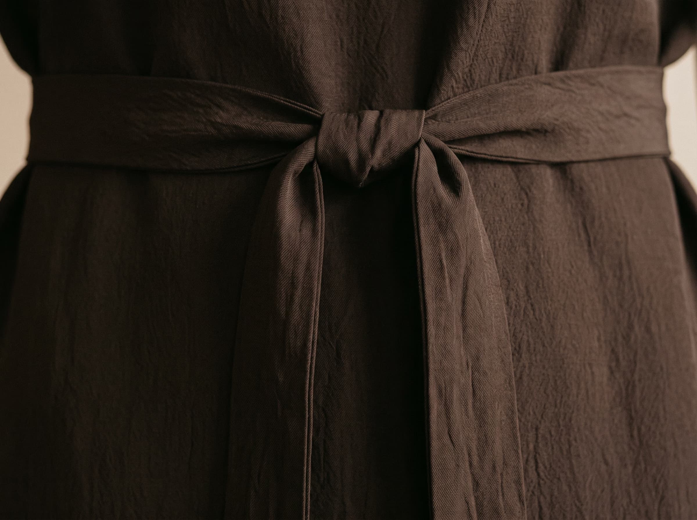 La ceinture de la robe Mogador en noyau, coupée en biais et nouée à plat.