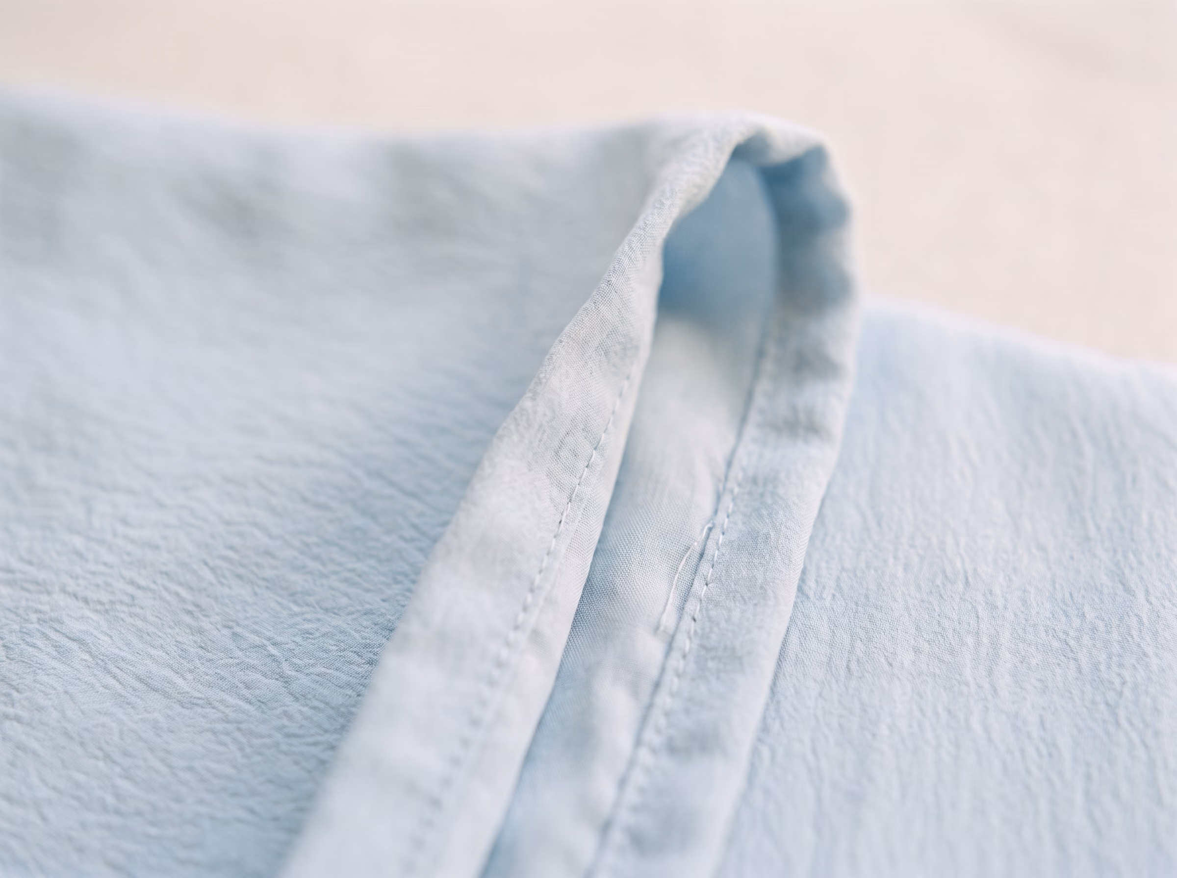L’ourlet roulé de la robe Menara en bleu voile, et la couture de doublure.